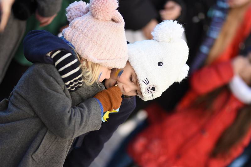 Desítky lidí v Litomyšli se sešly v neděli odpoledne na zámeckém návrší při Modlitbě za Ukrajinu.