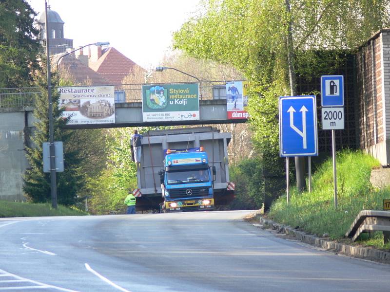 Nadměrný náklad při průjezdu Litomyšlí.