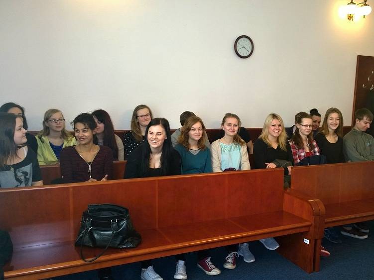 Studenti navštívili stání u soudu.