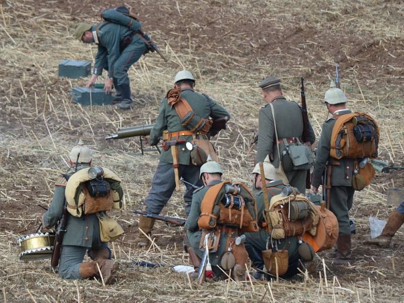 Diváci, kteří přijeli v sobotu do Mladějova,  nepřišli o pořádnou podívanou. Rakušané použili v boji proti Rusům i plamenomet. V lazaretu sténali zranění. Tomu všemu přihlíželi i dámy v dobových róbách. 