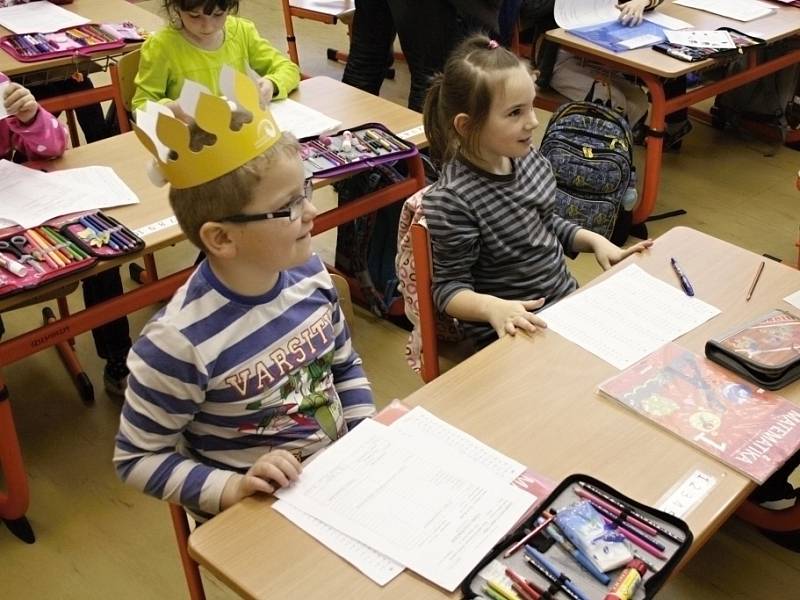  Děti ze ZŠ Na Lukách v Poličce se kromě pozitivního hodnocení na vysvědčení dočkaly také dárků přímo od starosty Poličky Jaroslava Martinů.