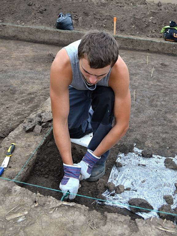 Naleziště na Jevíčsku je bohaté na artefakty. Studenti odkrývají jednotlivé vrstvy zeminy a odhalují germánské hroby. 