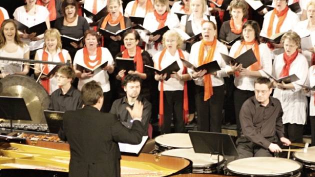 Carmina Burana. Hodinový koncert mapující dílo o lásce, o jejím vnímání muži a ženami. Z vystoupení podpořeného i dětskými sbory čišela energie, svěžest na znamení důstojného začátku oslav.