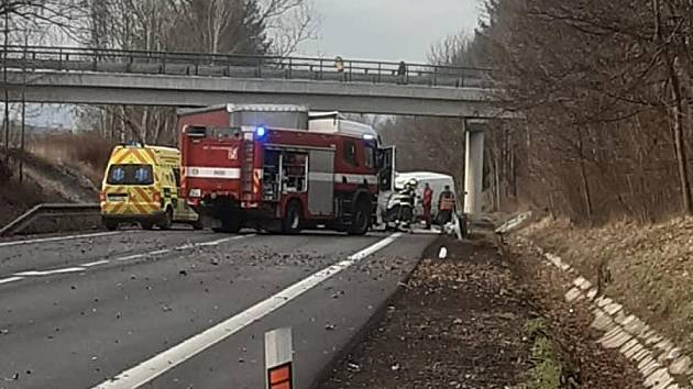 U Cerekvice nad Loučnou se v sobotu střetla dodávka s kamionem. Silnice byla uzavřená.