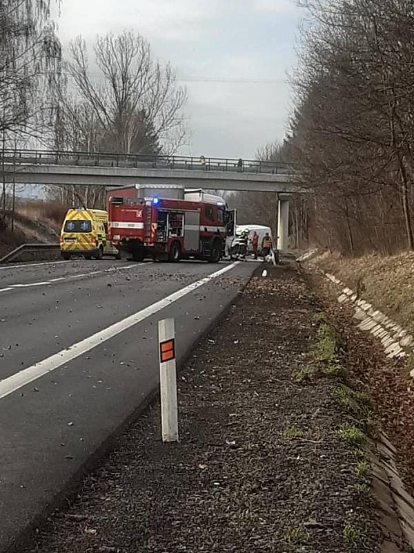 U Cerekvice nad Loučnou se v sobotu střetla dodávka s kamionem. Silnice je uzavřená.