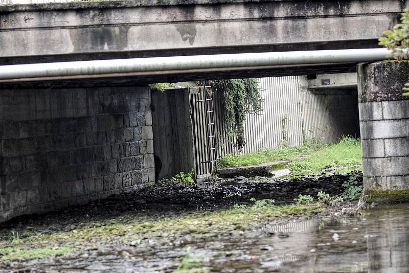 Světelná křižovatka na I/35 v Litomyšli jde podejít po chodníku kolem řeky Loučné.