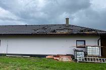 Na konci dubna tornádo poškodilo dům rodiny Hápových v Lubné u Poličky. I tentokrát tornádo ničilo střechy.