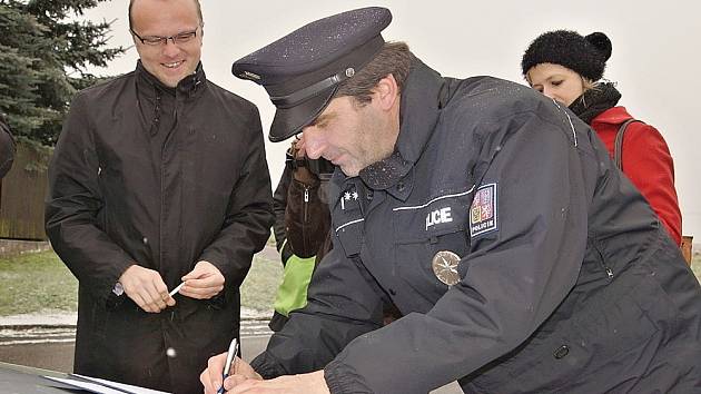 Nový radar předal policii osobně hejtman Pardubického kraje Martin Netolický. 