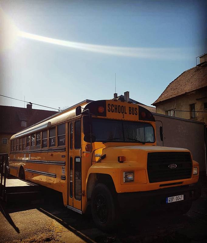 AMERICKÝ ŠKOLNÍ AUTOBUS přestavěný na pojízdnou restauraci měl brázdit republiku. Místo toho parkuje v Litomyšli a Martin Dvořák prodává jídlo přes okénko. Foto: Jan Smejkal