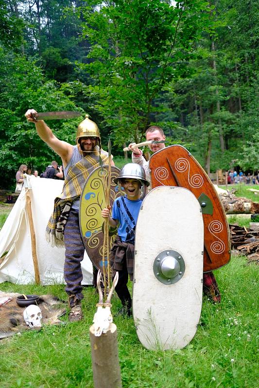 V osadě Křivolík o víkendu slavili letní slunovrat.