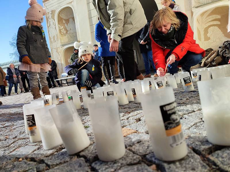 Desítky lidí v Litomyšli se sešly v neděli odpoledne na zámeckém návrší při Modlitbě za Ukrajinu.