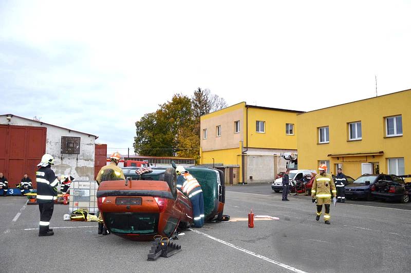 Ve čtvrtek se v areálu požární stanice ve Svitavách uskutečnilo okresní kolo soutěže ve vyprošťování u dopravních nehod.