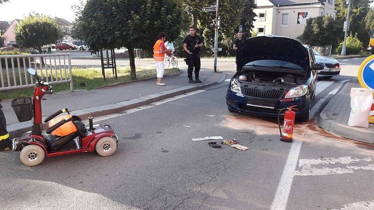 Seniorku na vozíčku srazilo v Poličce osobní auto.