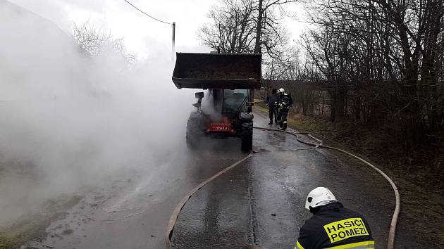 Požár nakladače v Pomezí