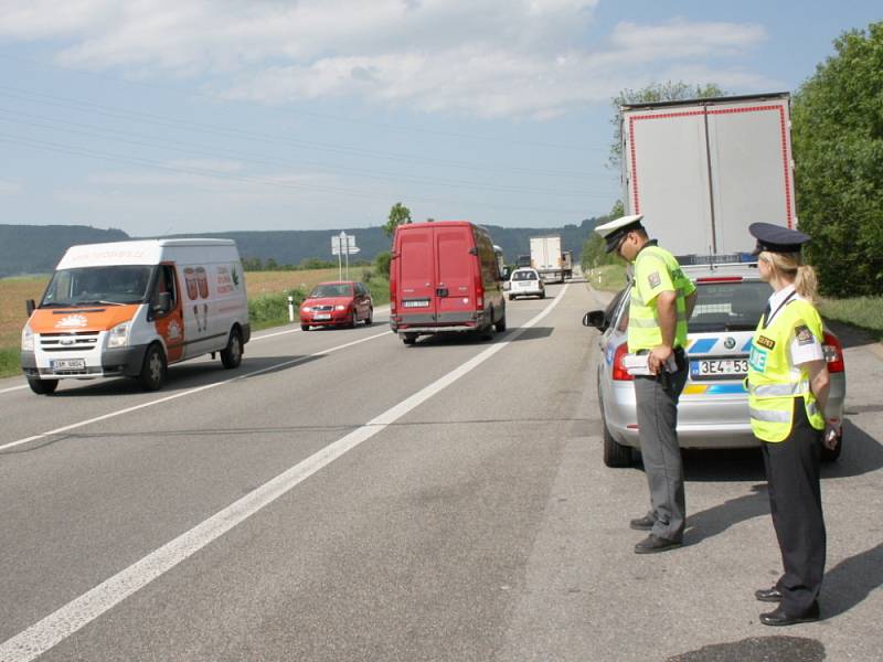 Zemědělci ze svitavského okresu se dnes připojili k protestní akci. S traktory, nákladními auty, ale i kombajny a řezačkami popojížděli po silnici z Moravské Třebové na Hřebeč. 