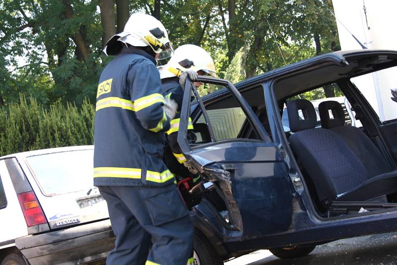 Lidé se ve středu podívali k hasičům, na policii a ke strážníkům. Nahlédli také pod ruce záchranářů.