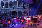 Velké finále s Police Symphony Orchestra završilo 64. ročník festivalu Smetanova Litomyšl. Překvapením večera byla francouzská zpěvačka Zaz.