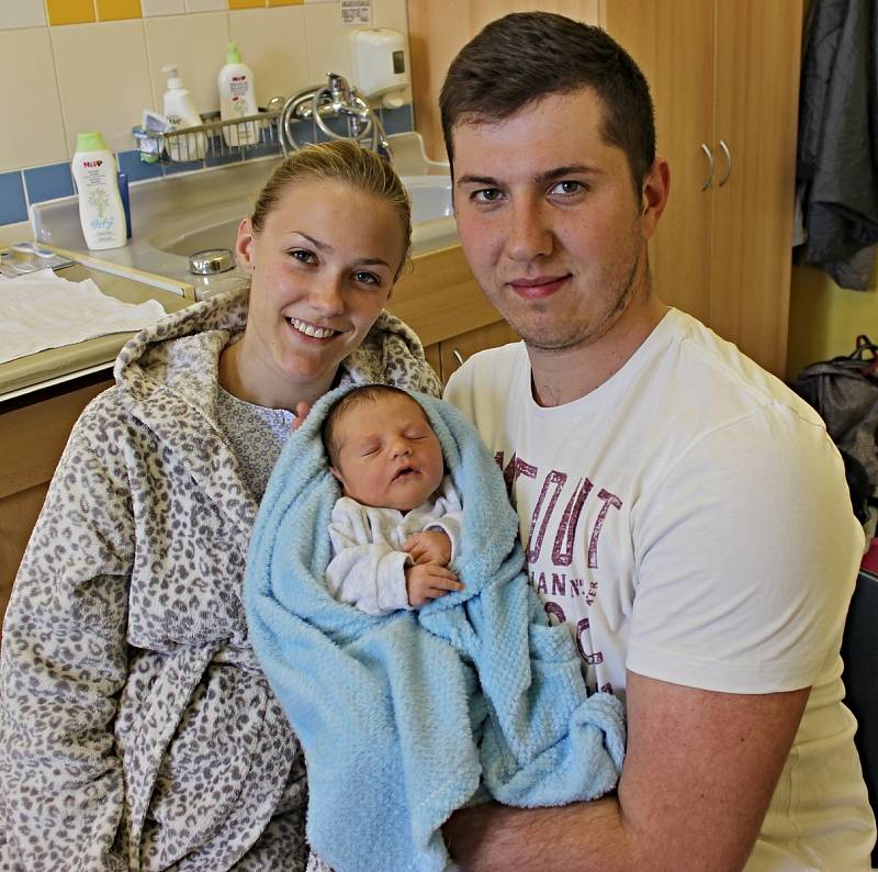MATIAS KOUTSKÝ je první syn Nikoly a Jana z Lanškrouna. Přišel na svět 9. dubna ve 13.38 hodin. Vážil 3,15 kilogramu a měřil 50 centimetrů.