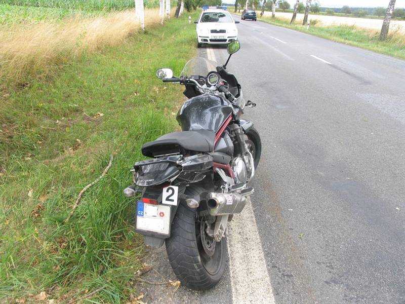 Řidič traktoru narazil u Sebranic na Svitavsku do motocyklisty. 57letý řidič z Lezníku s traktorem Zetor odbočoval vlevo v době, kdy už byl předjížděn 36letým motocyklistou z Brna na Suzuki Bandit. Motorkář skončil v nemocnici.