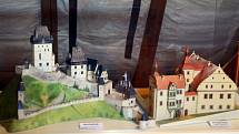 Výstava na půdě domu zbrojnošů představuje víc jak stovku papírových modelů. Je další atrakcí hradu a také zajímavým zpestřením pro návštěvníky. 