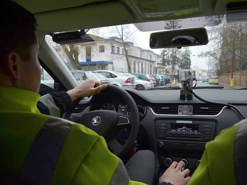 POLICISTÉ mají díky radaru a tabletu okamžité informace o projíždějících vozidlech, a to i v nočních hodinách. Odhalili už také první řidiče, kteří se dopustili dopravních přestupků.