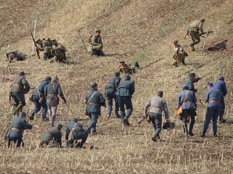 Diváci, kteří přijeli v sobotu do Mladějova,  nepřišli o pořádnou podívanou. Rakušané použili v boji proti Rusům i plamenomet. V lazaretu sténali zranění. Tomu všemu přihlíželi i dámy v dobových róbách. 