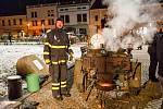 ROZSVĚCENÍ stromečku v Jevíčku předcházel pestrý program. Samozřejmostí bylo zapálení adventní svíce. Děti psaly Ježíškovi a zaujaly je i jesličky.