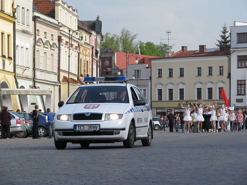 Májálesový průvod v Litomyšli.