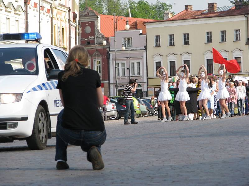 Májálesový průvod v Litomyšli.