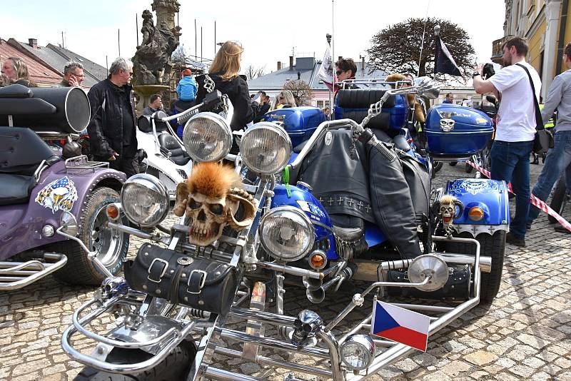 Farář Marian Sokol požehnal v Poličce sedmi stovkám motorkářů.