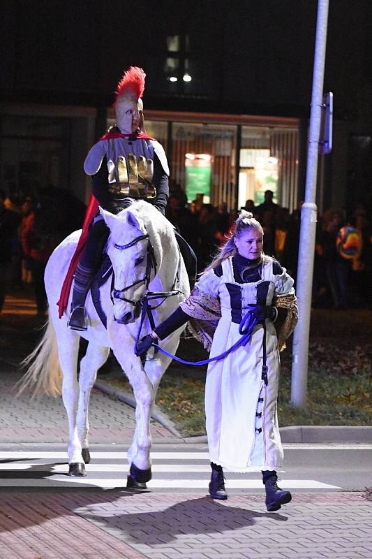 Ve čtvrtek navečer přijel do Svitav Martin na bílém koni. Početný průvod dovedli světlonoši do parku Jana Palacha, kde program slavnosti pokračoval.