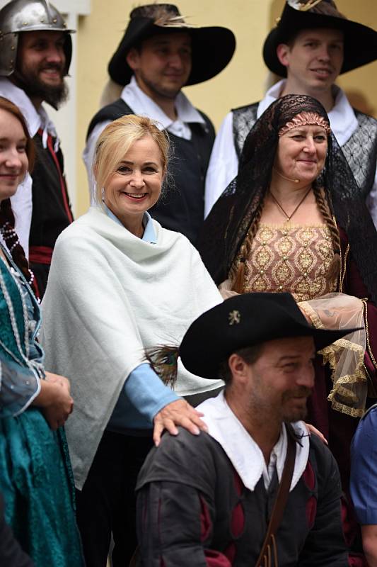 Princezna Arabela neboli herečka Jana Nagyová v sobotu zahájila na hradě Svojanov Třicetiletou válku.