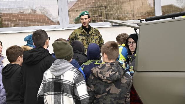 Příprava občanů k obraně státu na základní škole v Jevíčku.
