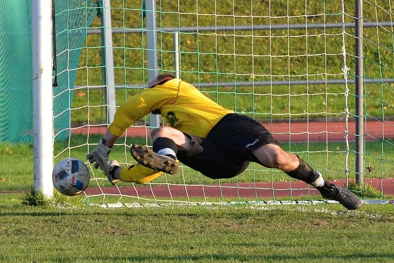 V utkání fotbalistů Litomyšle (v bílém) a Žamberka se diváci dočkali gólů až v penaltovém rozstřelu.