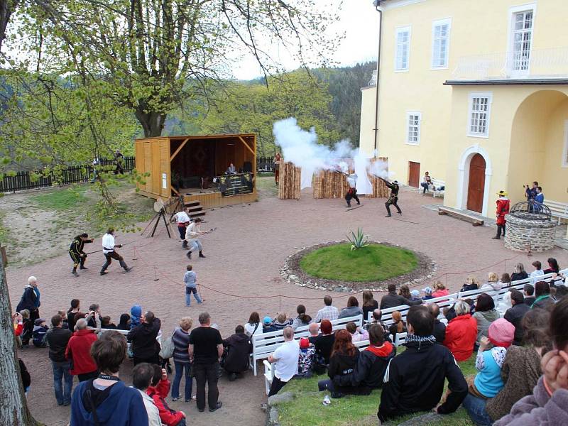 Jedlík z Bystrého soutěžil na hradě v pojídání bramborových placek. Jako vždy zvítězil. 