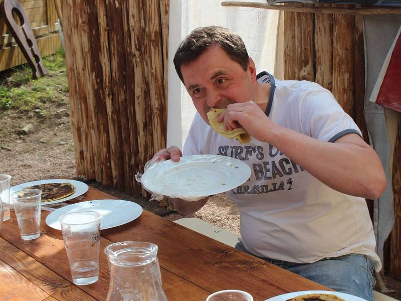 Jedlík z Bystrého soutěžil na hradě v pojídání bramborových placek. Jako vždy zvítězil. 