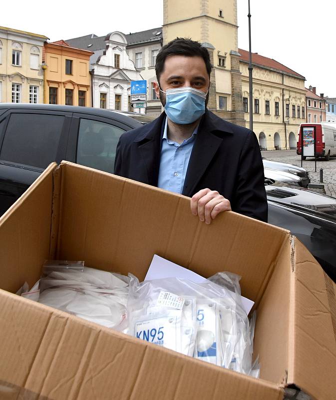 Jan Smejkal daroval krabici respirátorů i v prodejnách v Litomyšli.