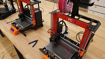 Školy ve Svitavách a Poličce a knihovna v Poličce rozjely na 3D tiskárnách výrobu štítů pro zdravotníky.