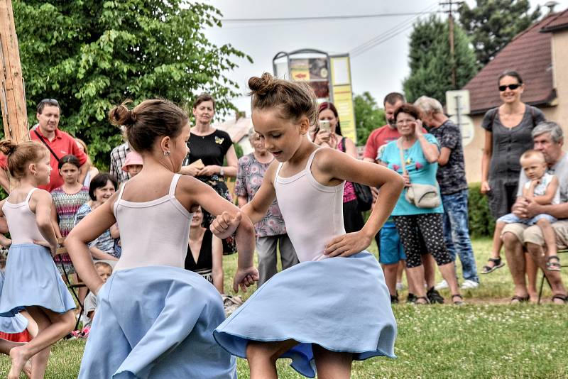 Žáci Základní umělecké školy Dolní Újezd se představili v úterý odpoledne veřejnosti v parku. Akci Zuška žije zahájila vernisáž výtvarného oboru, vystoupili malí muzikanti, zpěváci, divadelníci a tanečnice.