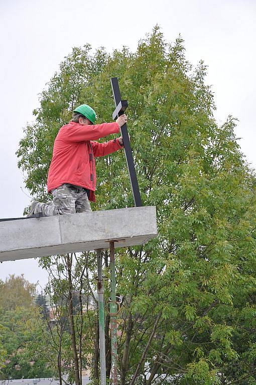 Během listopadu získá stavba kostela kříž.