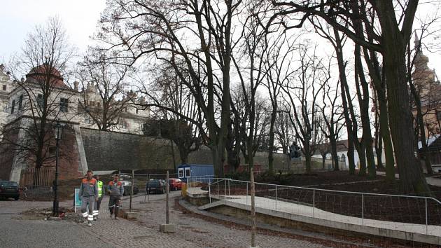 PO JIRÁSKOVĚ ULICI se brzy projedou první automobily, stavbaři se sem ale na jaře opět vrátí.