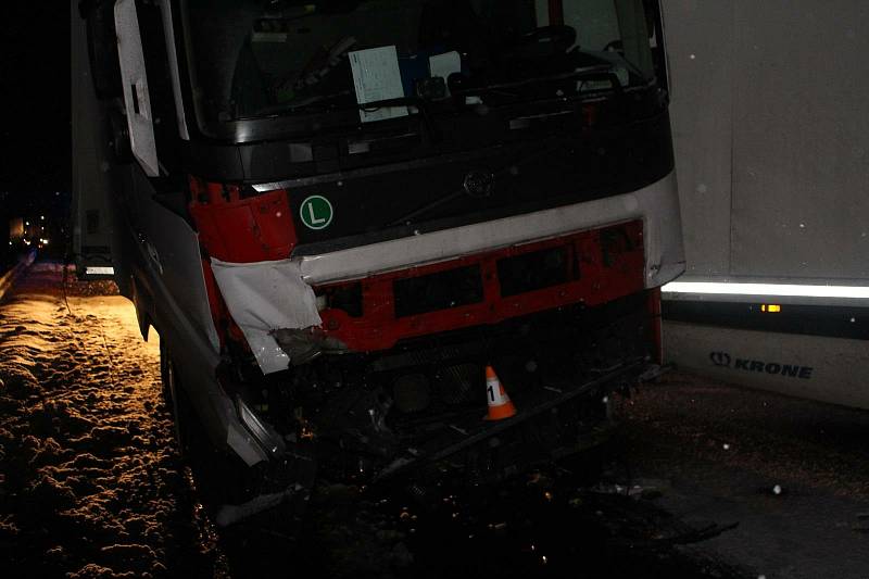 Havárie nákladního auta ráno zastavila provoz na I/35 u Svitav.