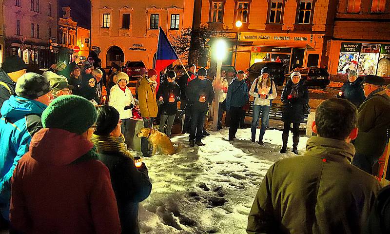 Upálení Jana Palacha si připomněli lidé ve středu večer také v Poličce.