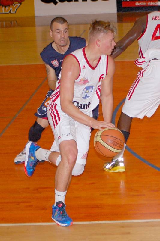 V kleštích kvalitního děčínského soupeře se ocitli svitavští basketbalisté. Pouze třiašedesát bodů bylo na výhru málo.