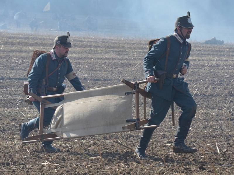 Diváci, kteří přijeli v sobotu do Mladějova,  nepřišli o pořádnou podívanou. Rakušané použili v boji proti Rusům i plamenomet. V lazaretu sténali zranění. Tomu všemu přihlíželi i dámy v dobových róbách. 