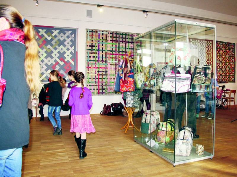 Patchwork rozzářil muzeum pestrobarevnými barvami. Na výstavě je k vidění kolem sedmdesáti prací.