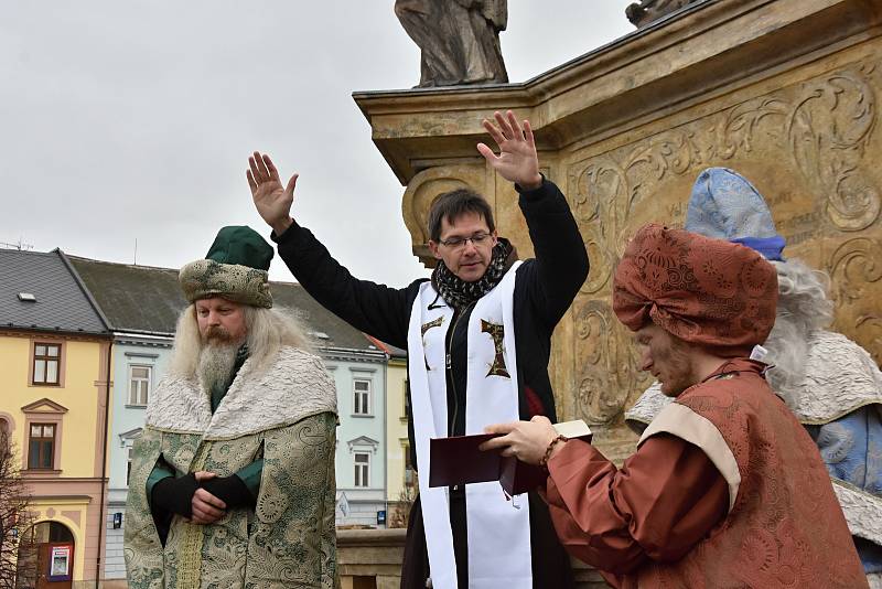 Tříkrálovou sbírku v Moravské Třebové zahájil v sobotu ráno průvod koledníků, v jejichž čele jel kočár s koňmi a Třemi králi.