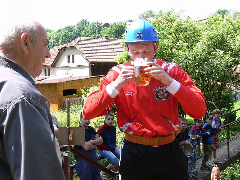 Hasiči soutěžili v Dolním Újezdu v běhu do vrchu.