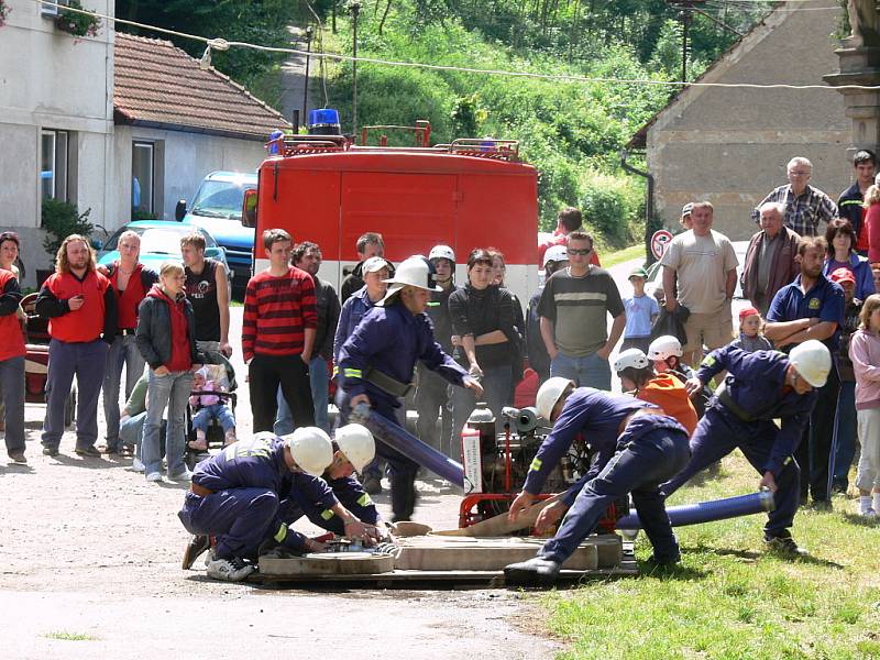 Hasiči soutěžili v Dolním Újezdu v běhu do vrchu.