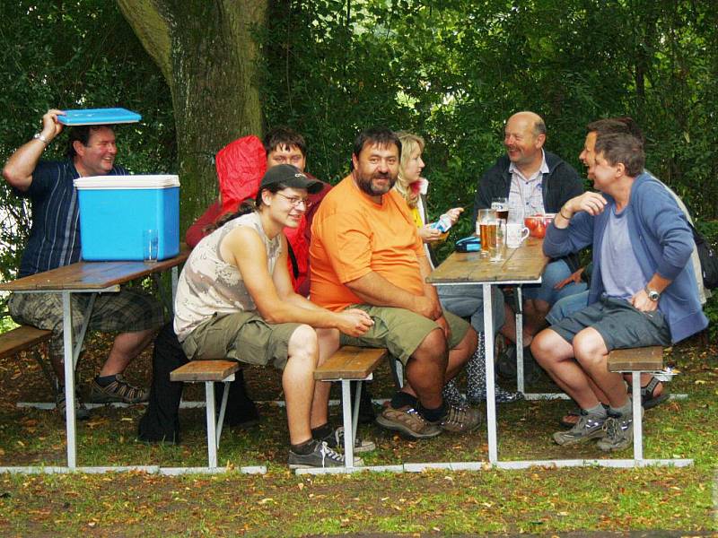 Účastníkům srazu v Moravské Chrastové sice nepřálo počasí, ale na tradiční vyjížďku se vydali.  „Vícekola“ jsou pro ně relaxem. 